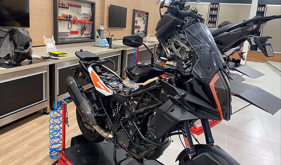 Motocicleta desmontada na oficina